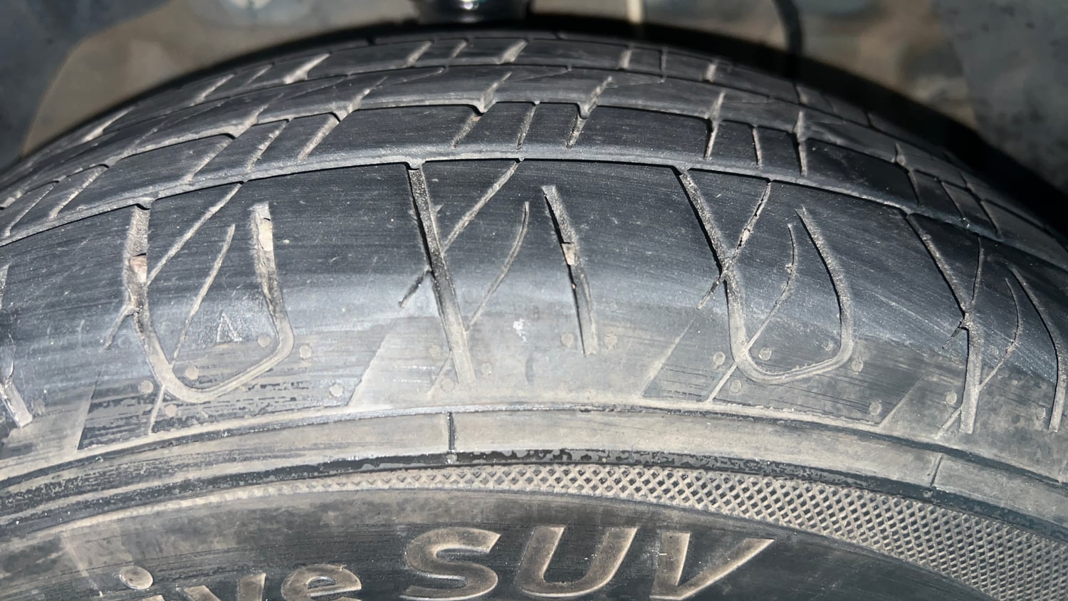 Used 2022 Mahindra XUV 300 W8 (O) 1.5 Diesel AMT Diesel Automatic tyres RIGHT FRONT TYRE TREAD VIEW