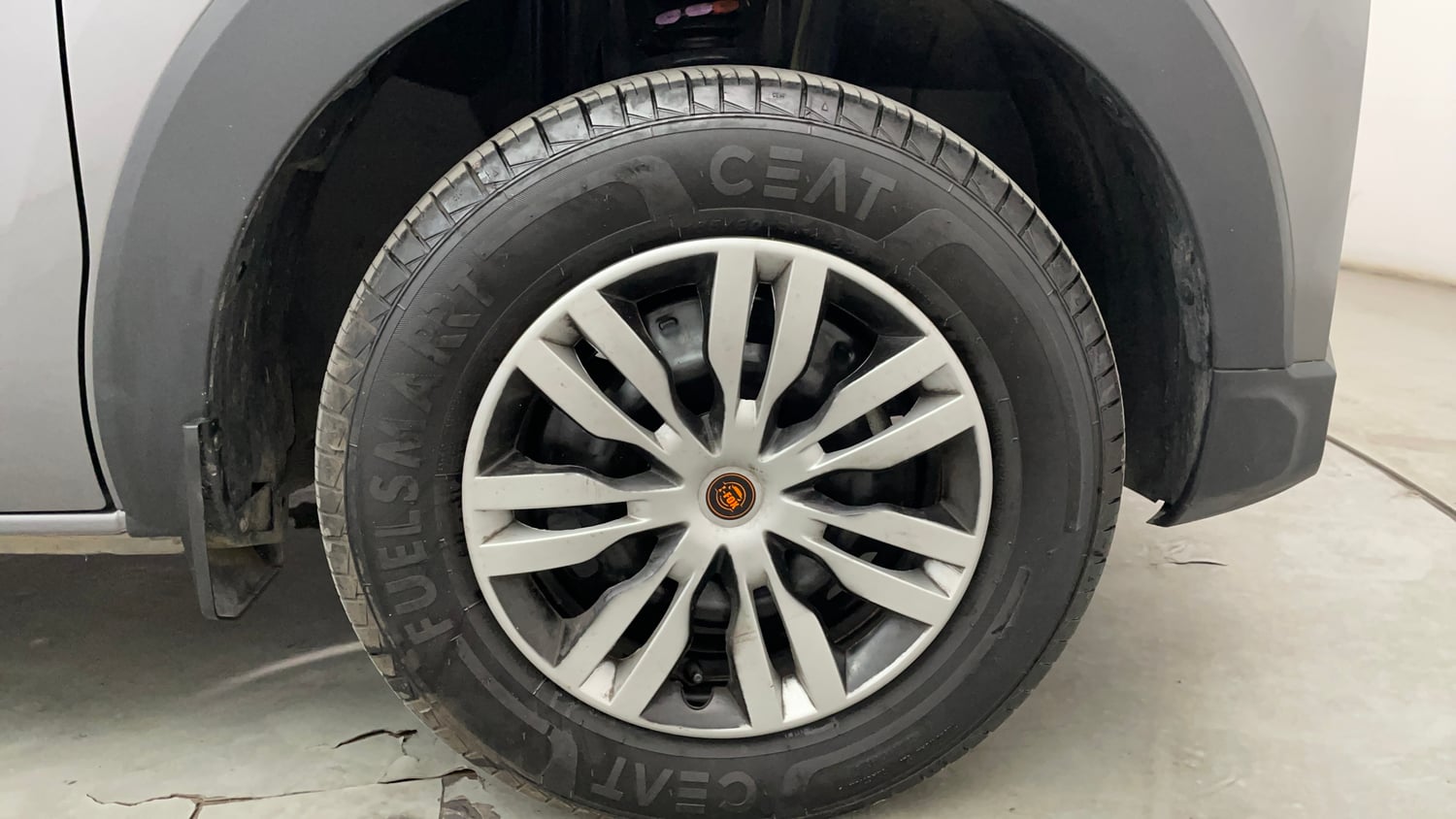 Used 2026 Renault Triber Evolution Petrol Manual tyres RIGHT FRONT TYRE RIM VIEW