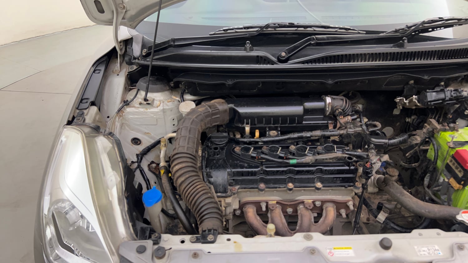 Used 2017 Maruti Suzuki Baleno Zeta 1.2 Petrol Manual engine ENGINE RIGHT SIDE HINGE & APRON VIEW