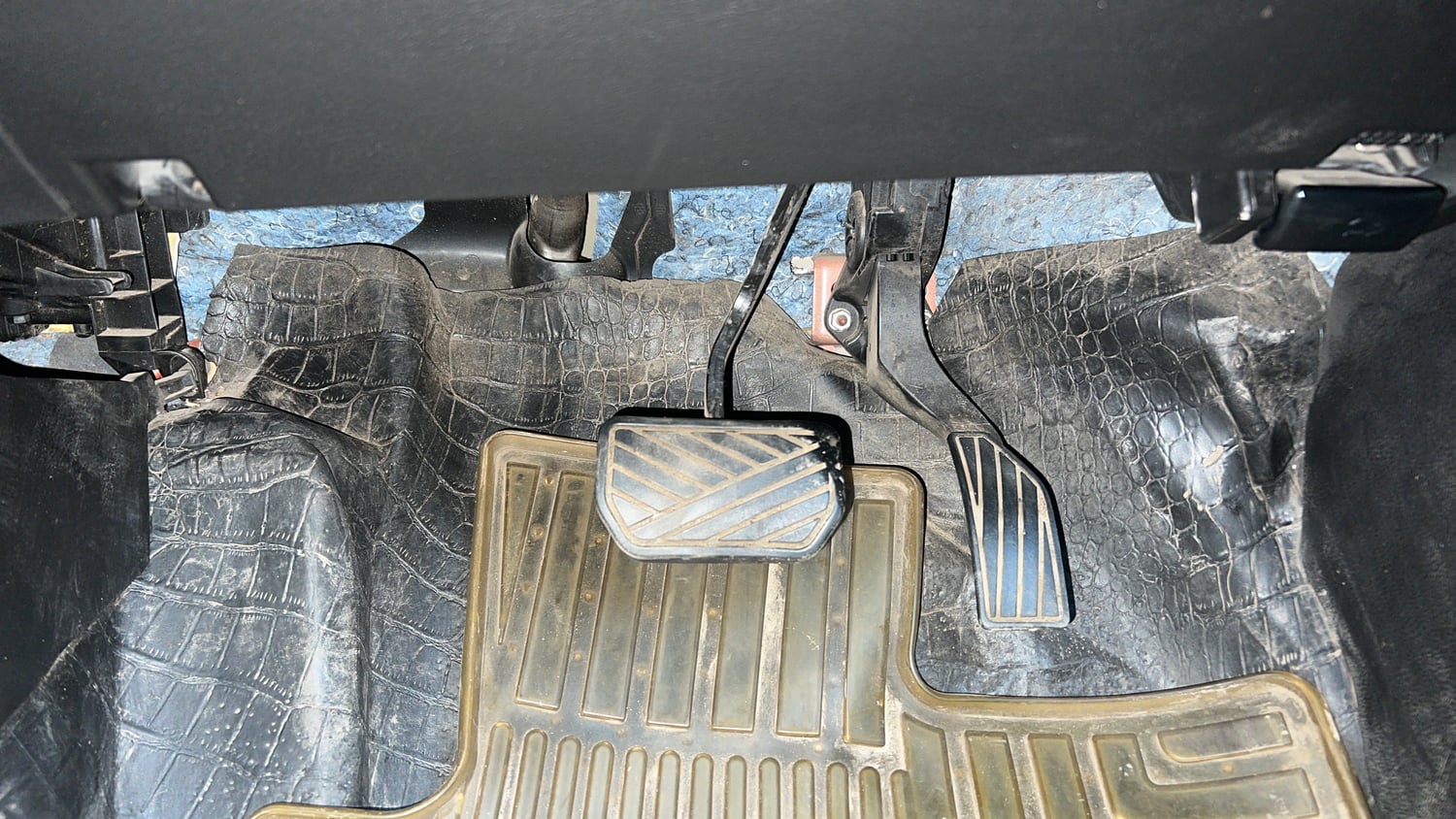 Used 2017 Volkswagen Ameo Highline Plus 1.5L AT (D)16 Alloy Diesel Automatic interior PEDALS VIEW