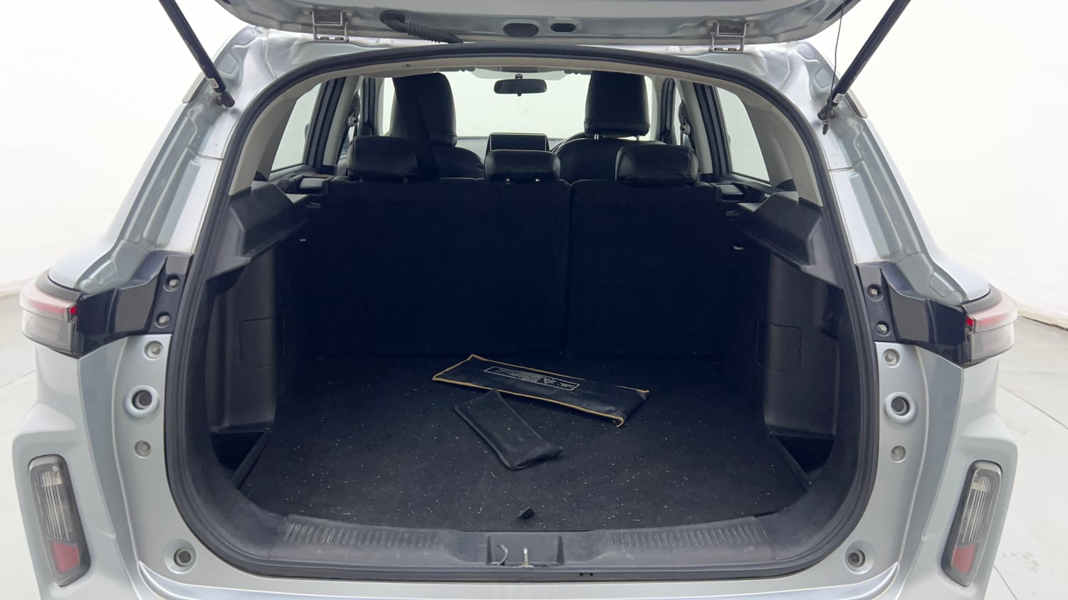 Used 2024 Maruti Suzuki Grand Vitara Delta Smart Hybrid Petrol Manual interior DICKY INSIDE VIEW