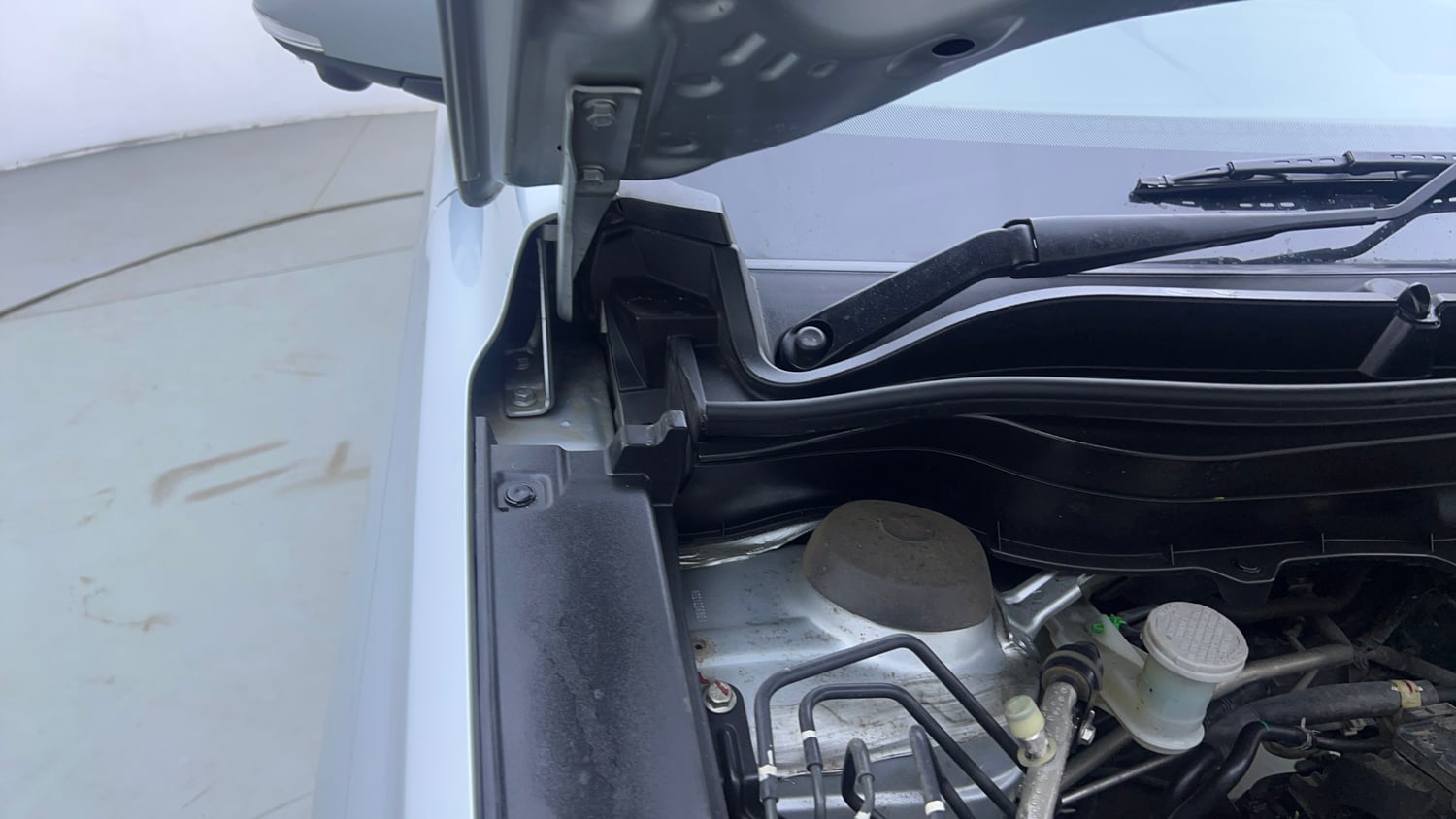 Used 2024 Maruti Suzuki Grand Vitara Alpha Smart Hybrid AT Petrol Automatic engine ENGINE RIGHT SIDE HINGE & APRON VIEW