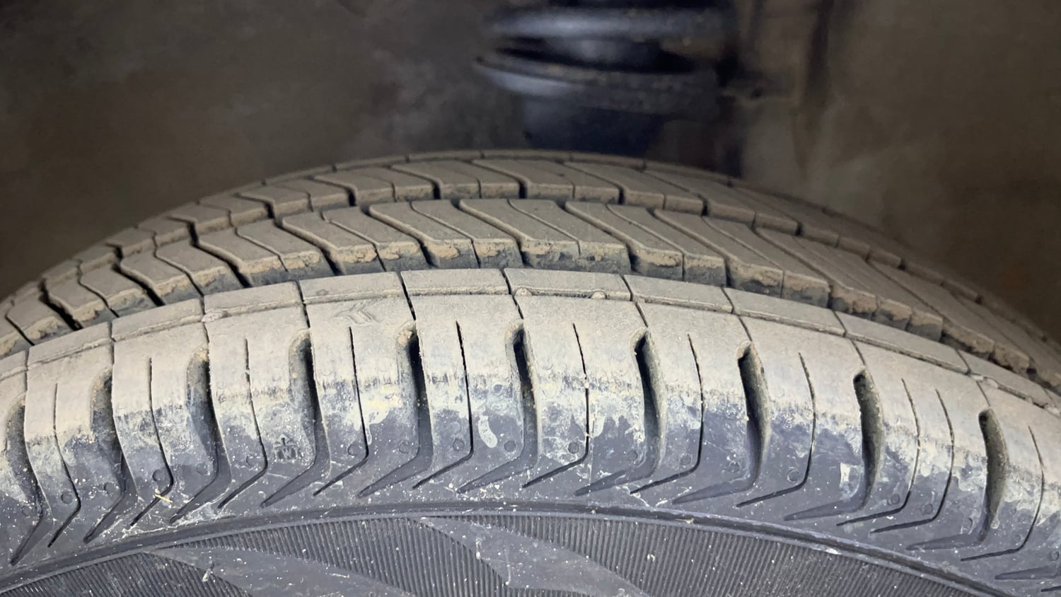 Used 2015 Maruti Suzuki Alto 800 Lxi Petrol Manual tyres LEFT FRONT TYRE TREAD VIEW