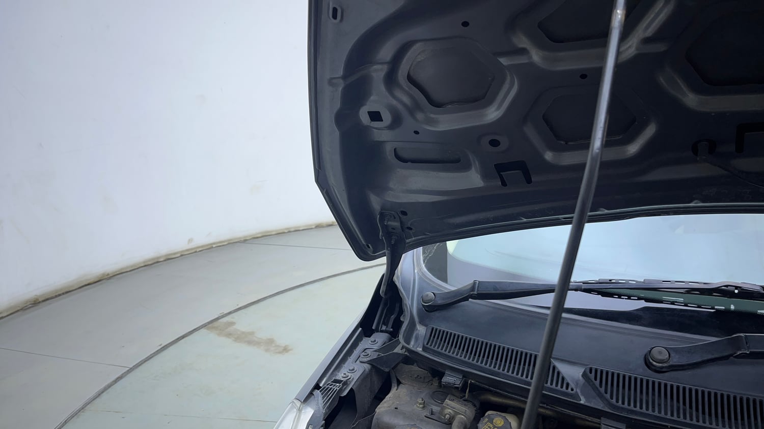 Used 2016 Ford Figo Aspire Titanium 1.2 Ti-VCT Petrol Manual engine ENGINE RIGHT SIDE HINGE & APRON VIEW