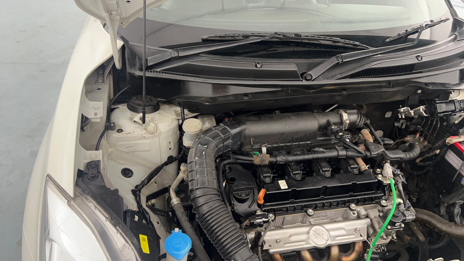Used 2023 Maruti Suzuki Swift VXi Petrol Manual engine ENGINE RIGHT SIDE HINGE & APRON VIEW