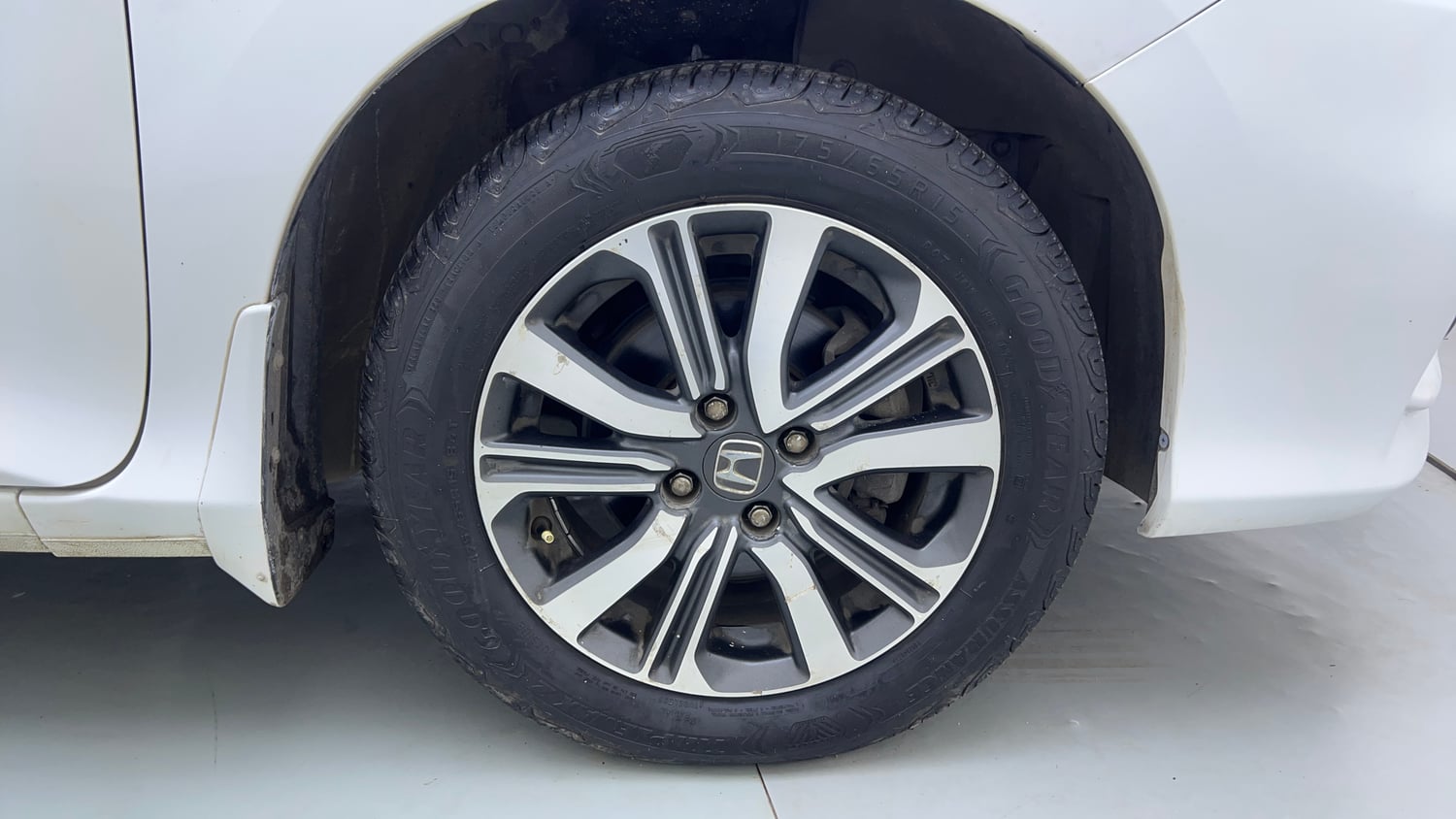Used 2017 Honda City V Petrol Petrol Manual tyres RIGHT FRONT TYRE RIM VIEW