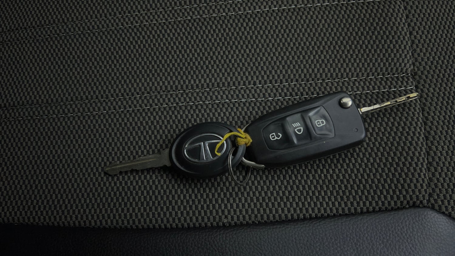 Used 2019 Tata Tiago Revotron XZ w/o Alloy Petrol Manual extra CAR KEY VIEW