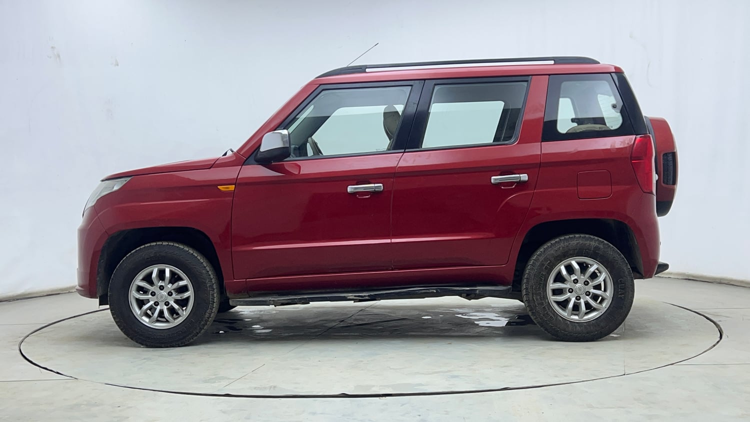 Used 2017 Mahindra TUV300 T8 mHAWK100 Diesel Manual exterior LEFT SIDE VIEW