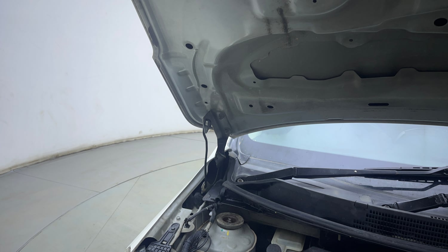 Used 2018 Nissan Sunny XL D Diesel Manual engine ENGINE RIGHT SIDE HINGE & APRON VIEW