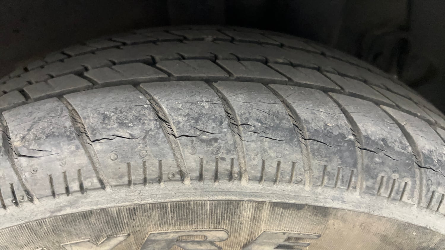 Used 2015 Hyundai Xcent Base 1.2 Petrol Manual tyres LEFT REAR TYRE TREAD VIEW