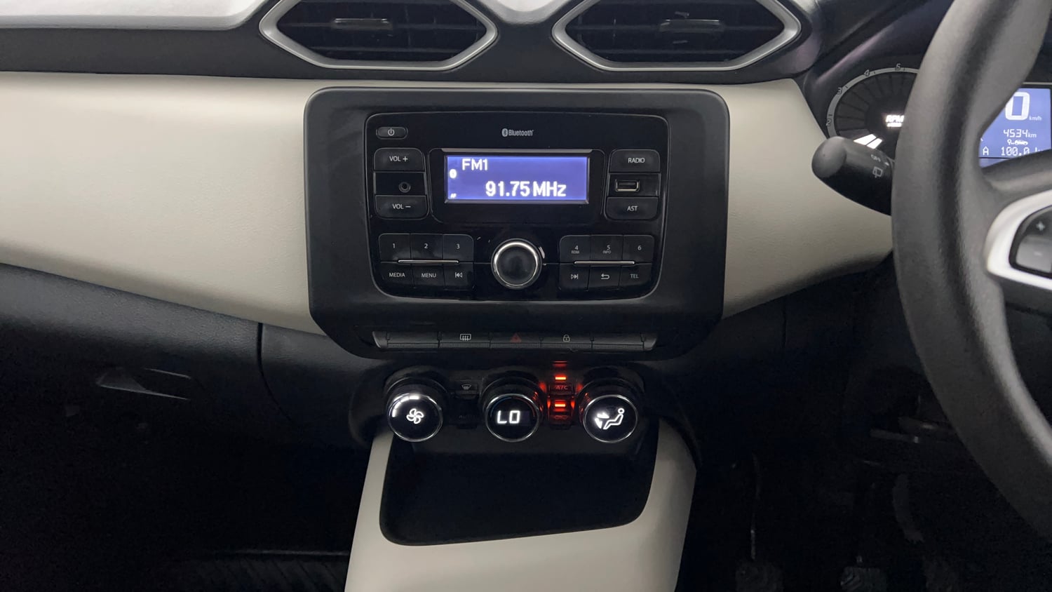 Used 2024 Nissan Magnite XL Petrol Manual interior MUSIC SYSTEM & AC CONTROL VIEW