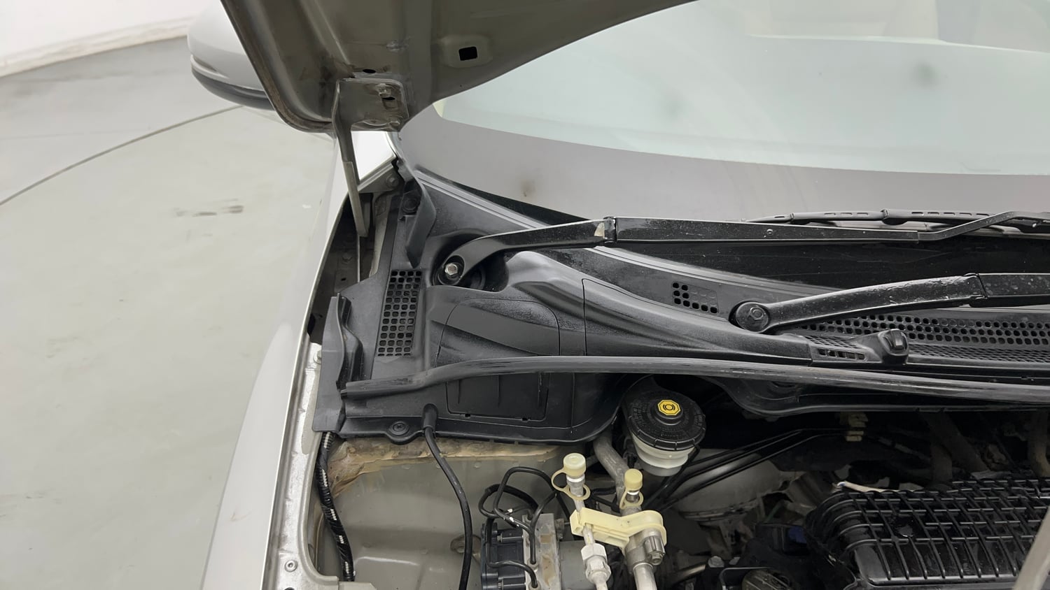 Used 2016 Honda City V Petrol Manual engine ENGINE RIGHT SIDE HINGE & APRON VIEW