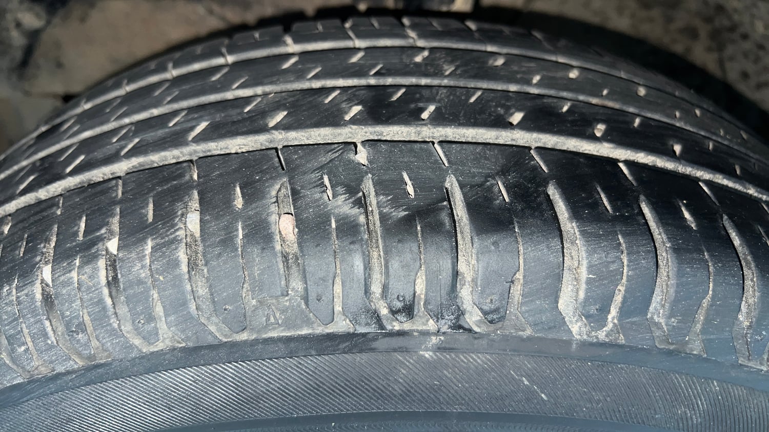 Used 2023 Maruti Suzuki Swift ZXi Petrol Manual tyres LEFT FRONT TYRE TREAD VIEW