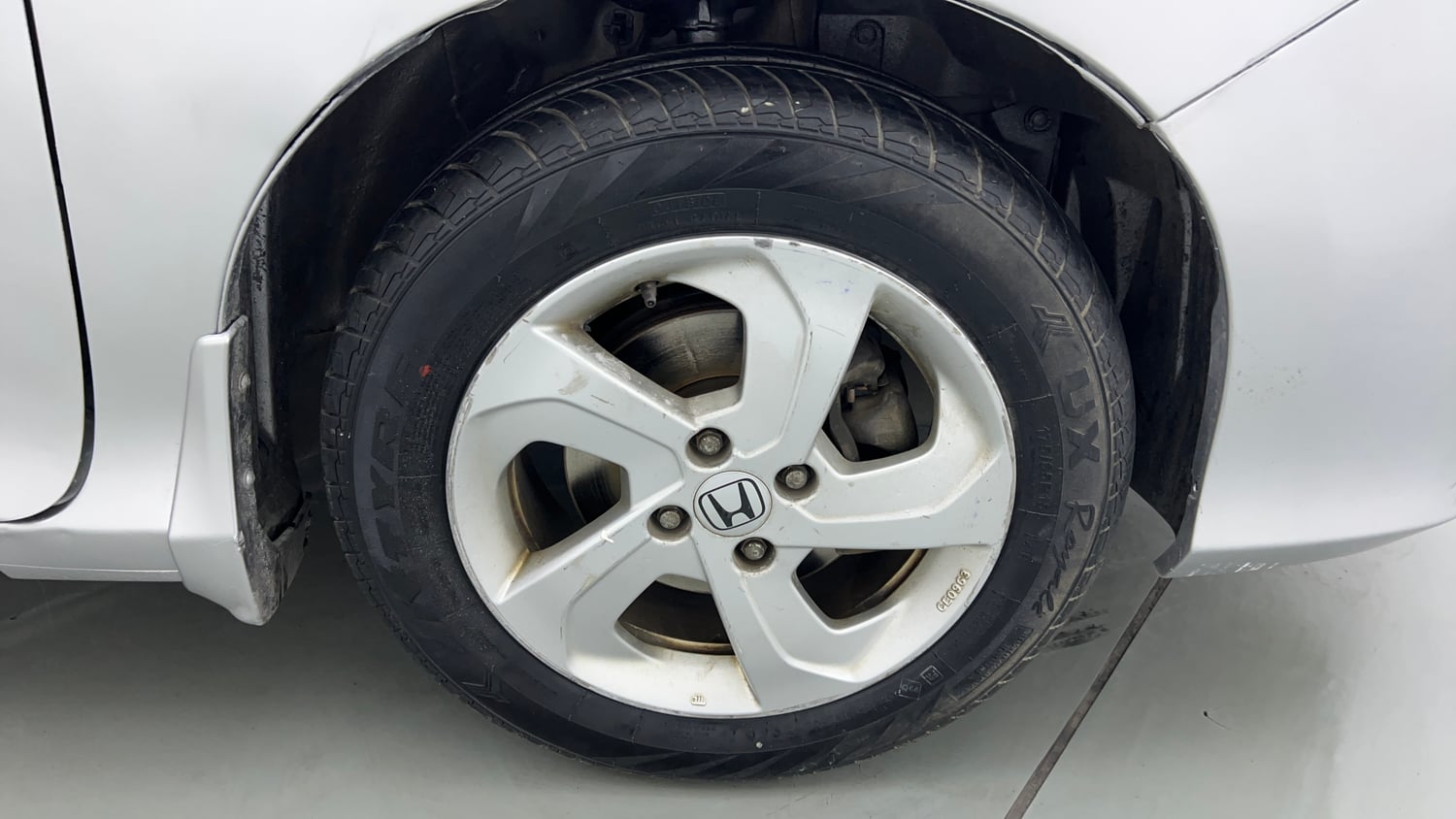 Used 2016 Honda City V Petrol Manual tyres RIGHT FRONT TYRE RIM VIEW