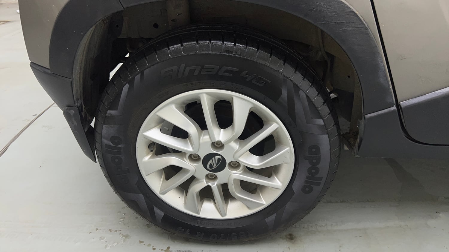 Used 2017 Mahindra KUV100 K6 6 STR Petrol Manual tyres RIGHT REAR TYRE RIM VIEW