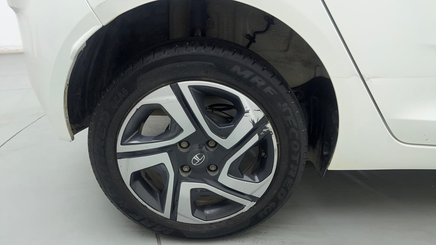 Used 2024 Tata Altroz XT Petrol Petrol Manual tyres RIGHT REAR TYRE RIM VIEW