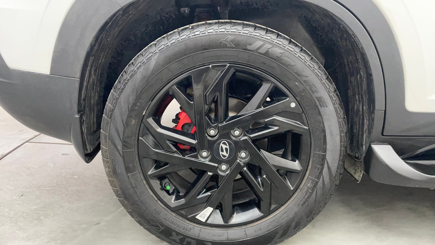 Used 2024 Hyundai Creta SX (O) 1.5 Petrol IVT Knight Petrol Automatic tyres RIGHT REAR TYRE RIM VIEW