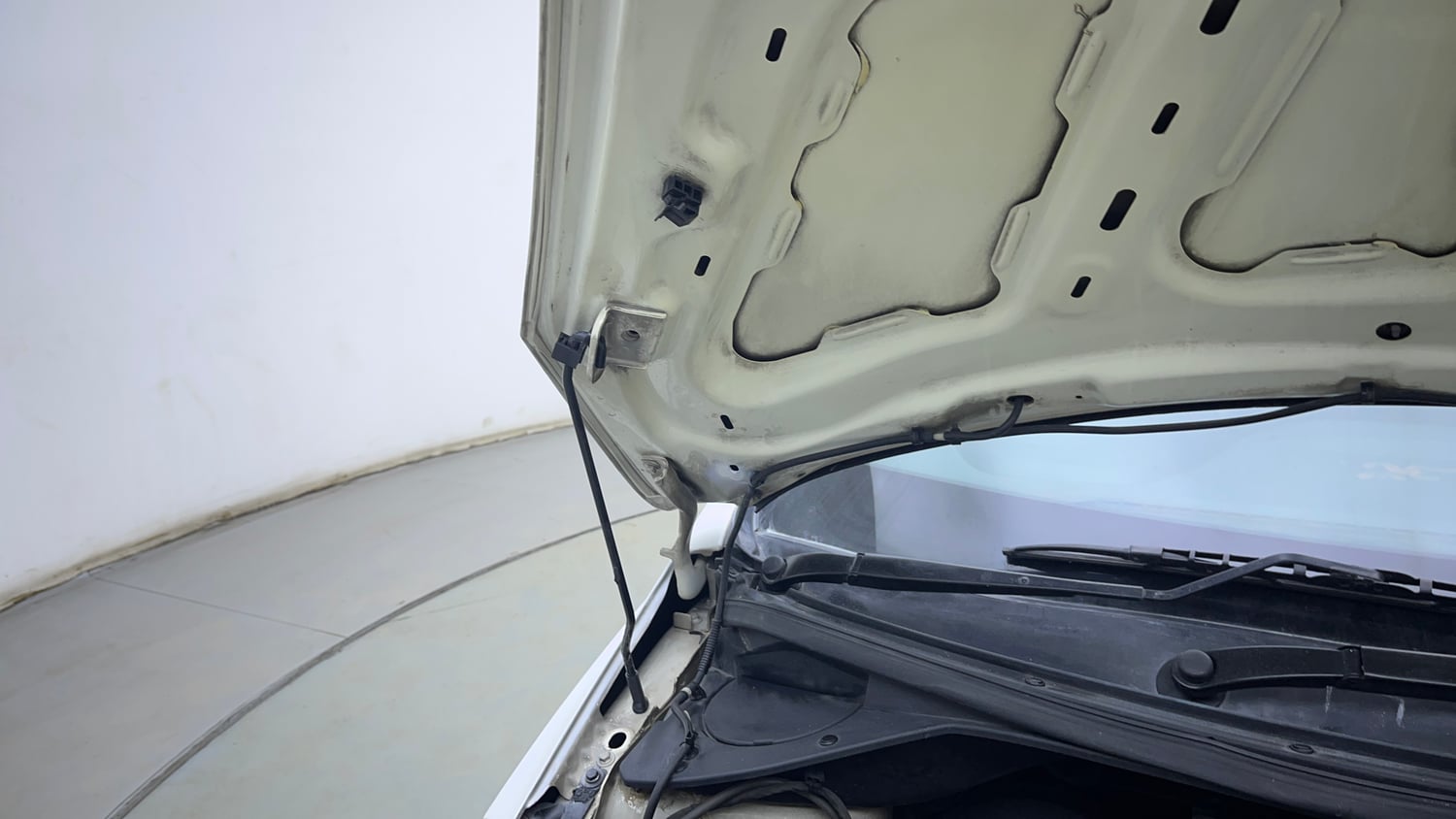 Used 2018 Tata Tiago Revotron XZ Petrol Manual engine ENGINE RIGHT SIDE HINGE & APRON VIEW