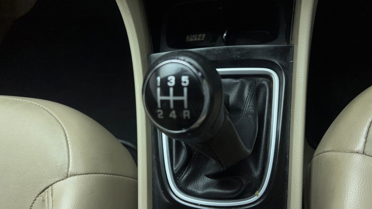 Used 2017 Maruti Suzuki Ciaz Alpha 1.4 MT Petrol Manual interior GEAR  KNOB VIEW