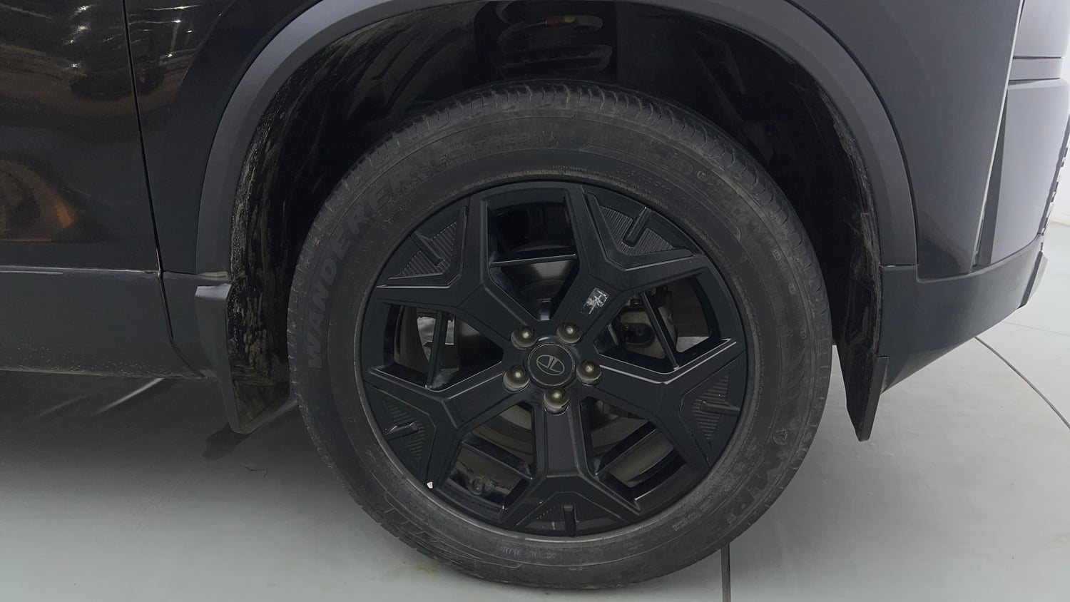 Used 2024 Tata Harrier Fearless Plus Dark Edition AT Diesel Automatic tyres RIGHT FRONT TYRE RIM VIEW