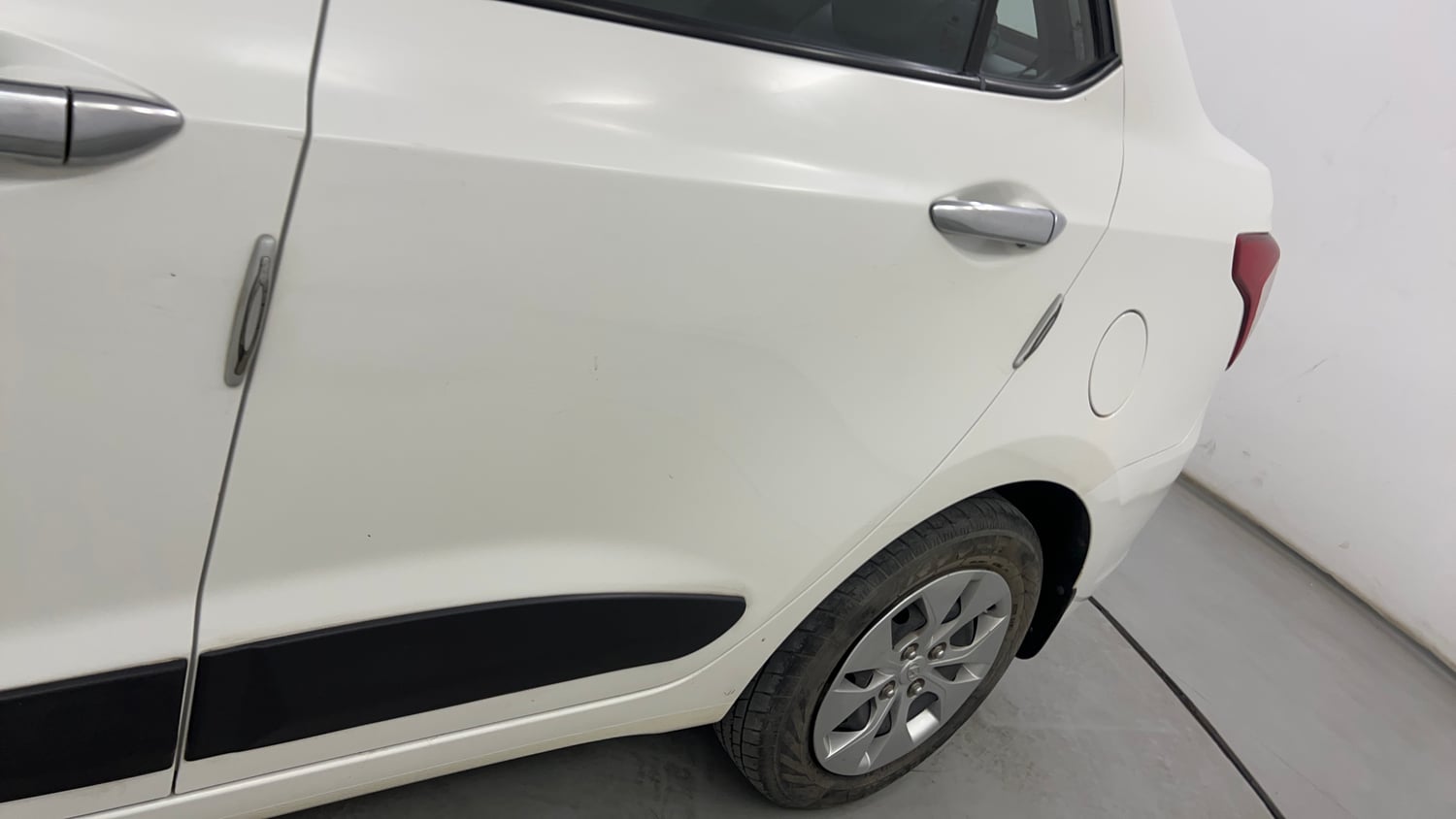 Used 2015 Hyundai Xcent Base 1.2 Petrol Manual dents MINOR SCRATCH
