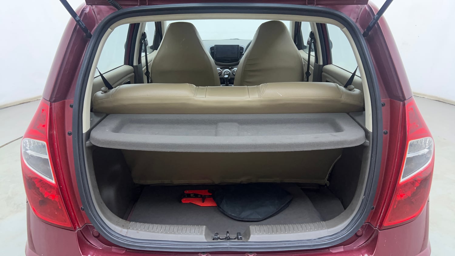 Used 2015 Hyundai i10 Sportz 1.1 iRDE2 Petrol Manual interior DICKY INSIDE VIEW