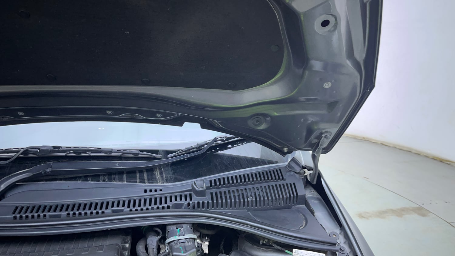 Used 2023 Tata Tiago XZA Plus Petrol Automatic engine ENGINE LEFT SIDE HINGE & APRON VIEW
