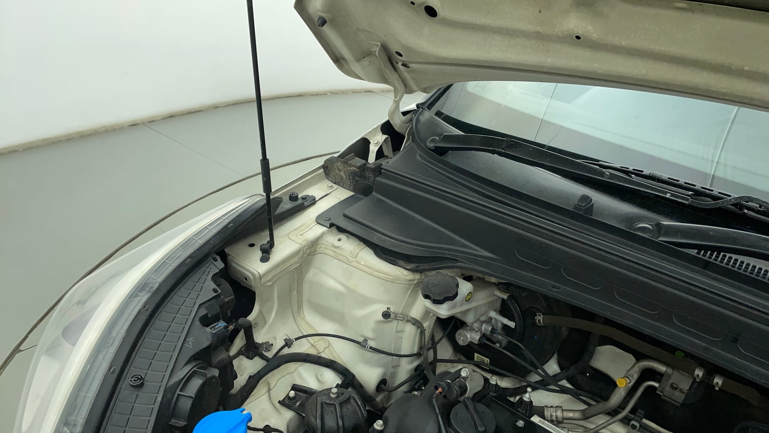 Used 2018 Hyundai Creta SX 1.6 AT Petrol Petrol Automatic engine ENGINE RIGHT SIDE HINGE & APRON VIEW