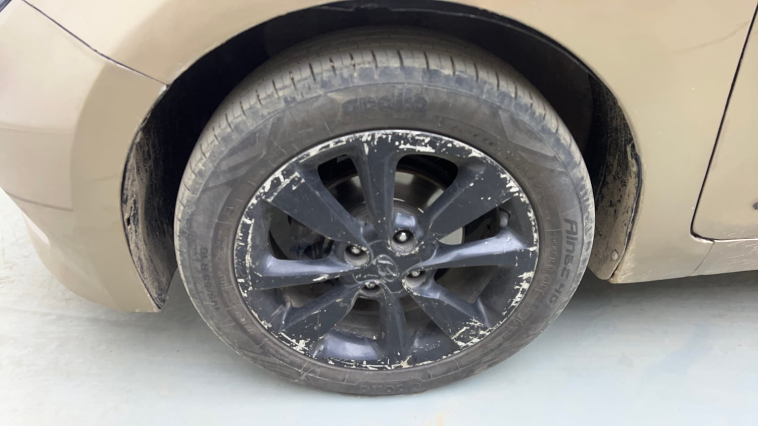 Used 2015 Hyundai Elite i20 Asta 1.4 CRDI Diesel Manual tyres LEFT FRONT TYRE RIM VIEW