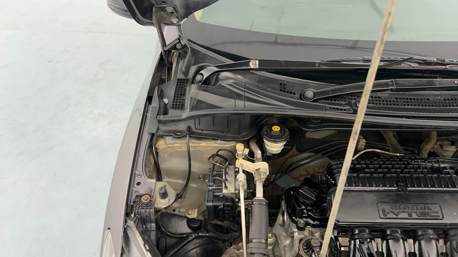 Used 2017 Honda City V CVT Petrol Petrol Automatic engine ENGINE RIGHT SIDE HINGE & APRON VIEW