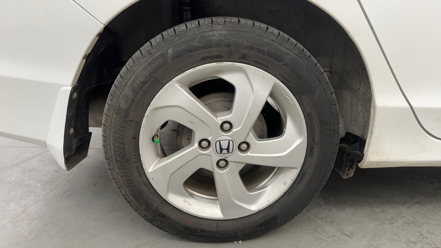 Used 2016 Honda City VX Petrol Manual tyres RIGHT REAR TYRE RIM VIEW