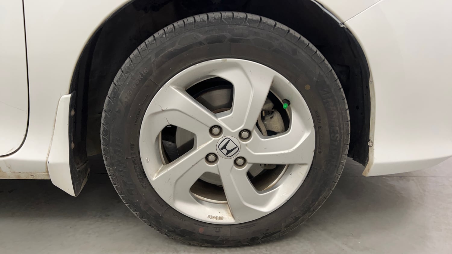 Used 2016 Honda City VX Petrol Manual tyres RIGHT FRONT TYRE RIM VIEW
