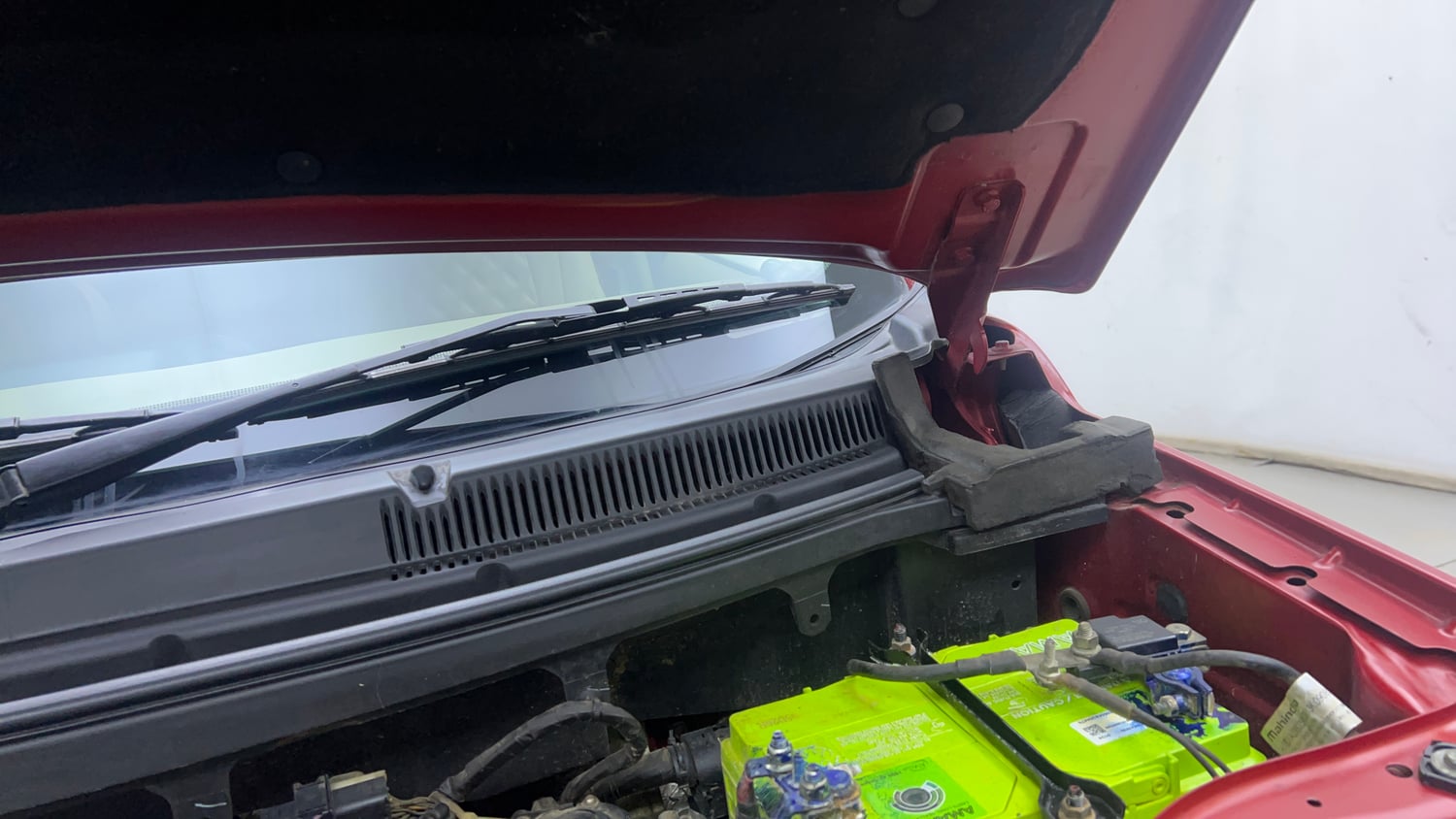 Used 2017 Mahindra TUV300 T8 mHAWK100 Diesel Manual engine ENGINE LEFT SIDE HINGE & APRON VIEW