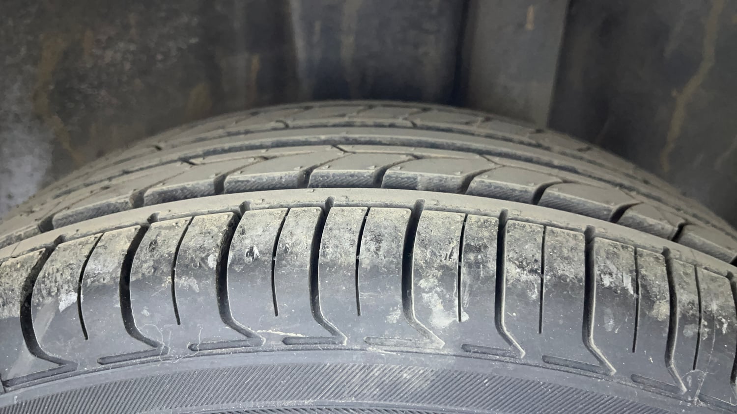 Used 2012 Ford Figo Duratorq Diesel ZXI 1.4 Diesel Manual tyres LEFT REAR TYRE TREAD VIEW