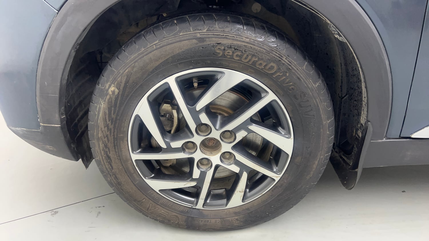 Used 2022 Mahindra XUV 300 W8 (O) 1.5 Diesel AMT Diesel Automatic tyres LEFT FRONT TYRE RIM VIEW