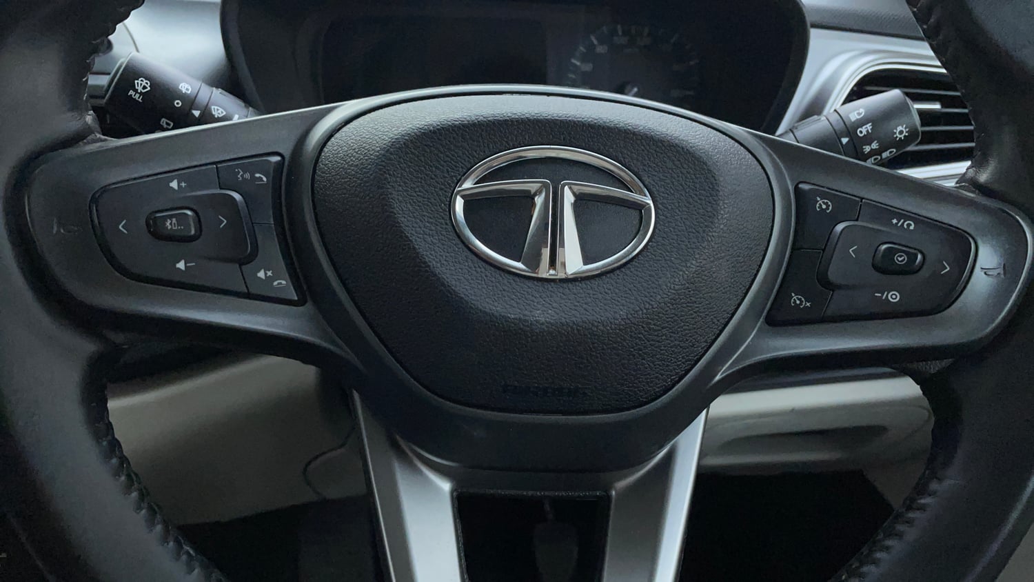 Used 2022 Tata Altroz XZ Plus Petrol Petrol Manual top_features Airbags