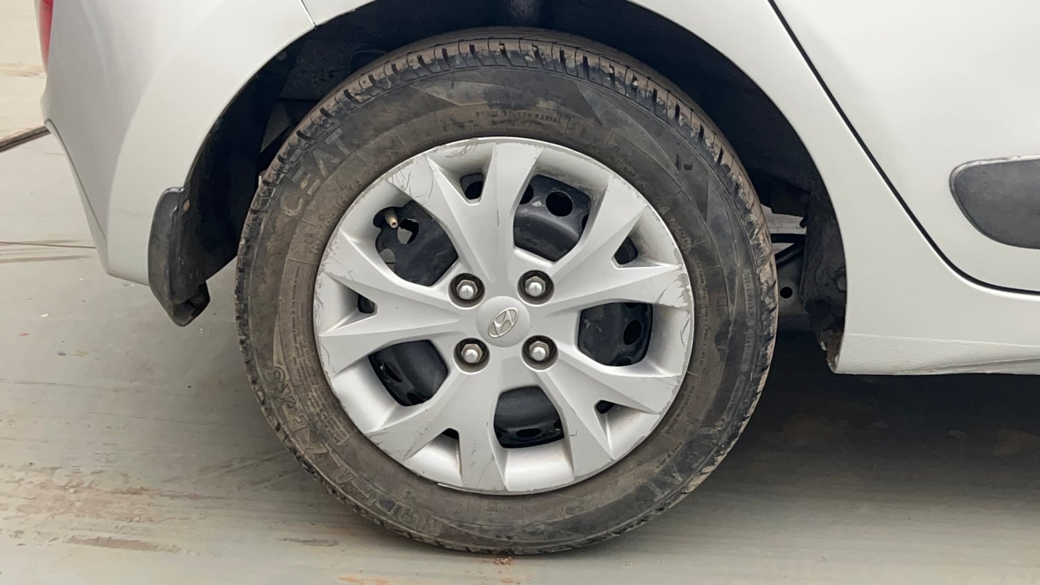 Used 2014 Hyundai Grand i10 Sportz 1.2 Kappa VTVT Petrol Manual tyres RIGHT REAR TYRE RIM VIEW