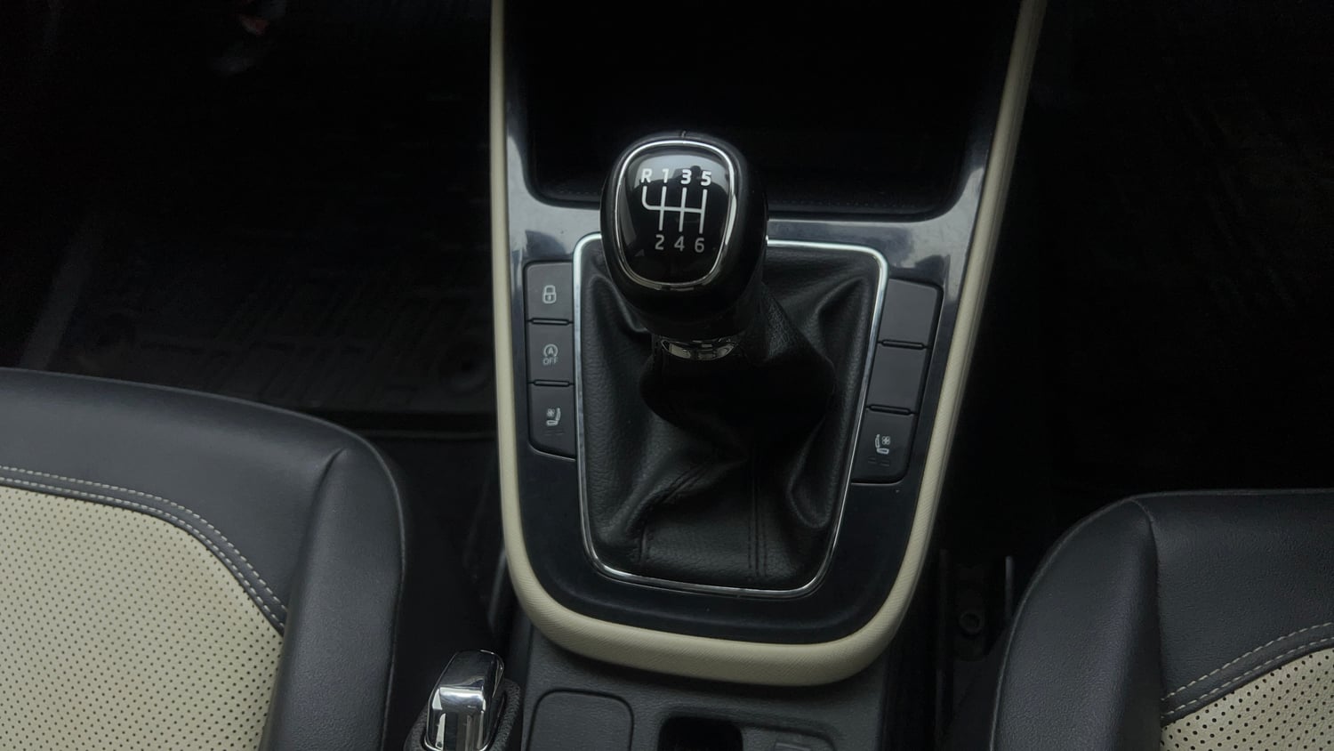 Used 2023 Skoda Slavia Style 1.0L TSI MT Petrol Manual interior GEAR  KNOB VIEW