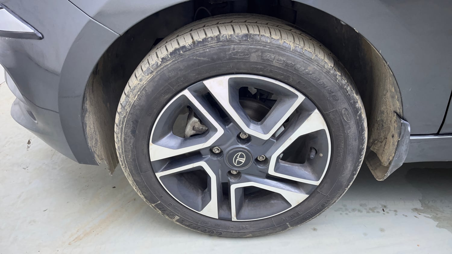 Used 2023 Tata Tiago XZA Plus Petrol Automatic tyres LEFT FRONT TYRE RIM VIEW