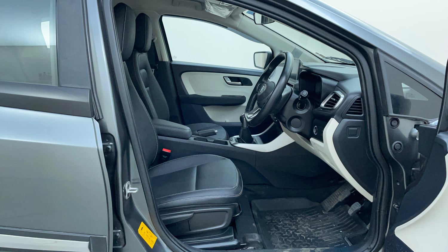 Used 2022 Tata Altroz XZ Plus Petrol Petrol Manual interior RIGHT SIDE FRONT DOOR CABIN VIEW