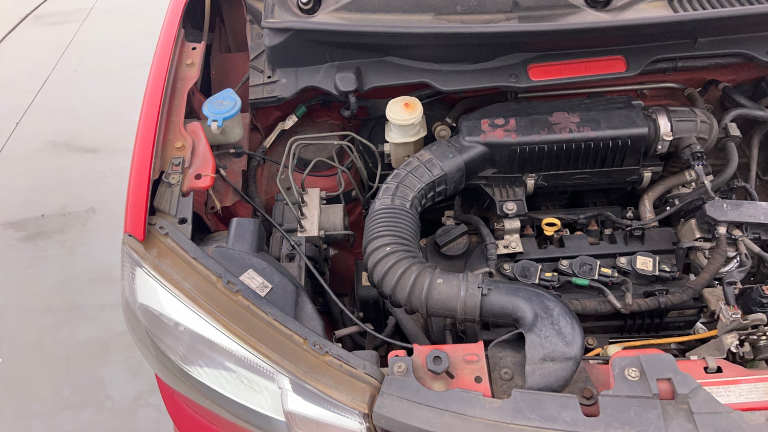 Used 2020 Maruti Suzuki S-Presso VXi Plus Petrol Manual engine ENGINE RIGHT SIDE HINGE & APRON VIEW