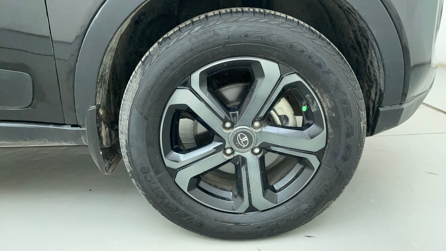 Used 2023 Tata Nexon XZA Plus LUXS Red Dark Edition Petrol Automatic tyres RIGHT FRONT TYRE RIM VIEW