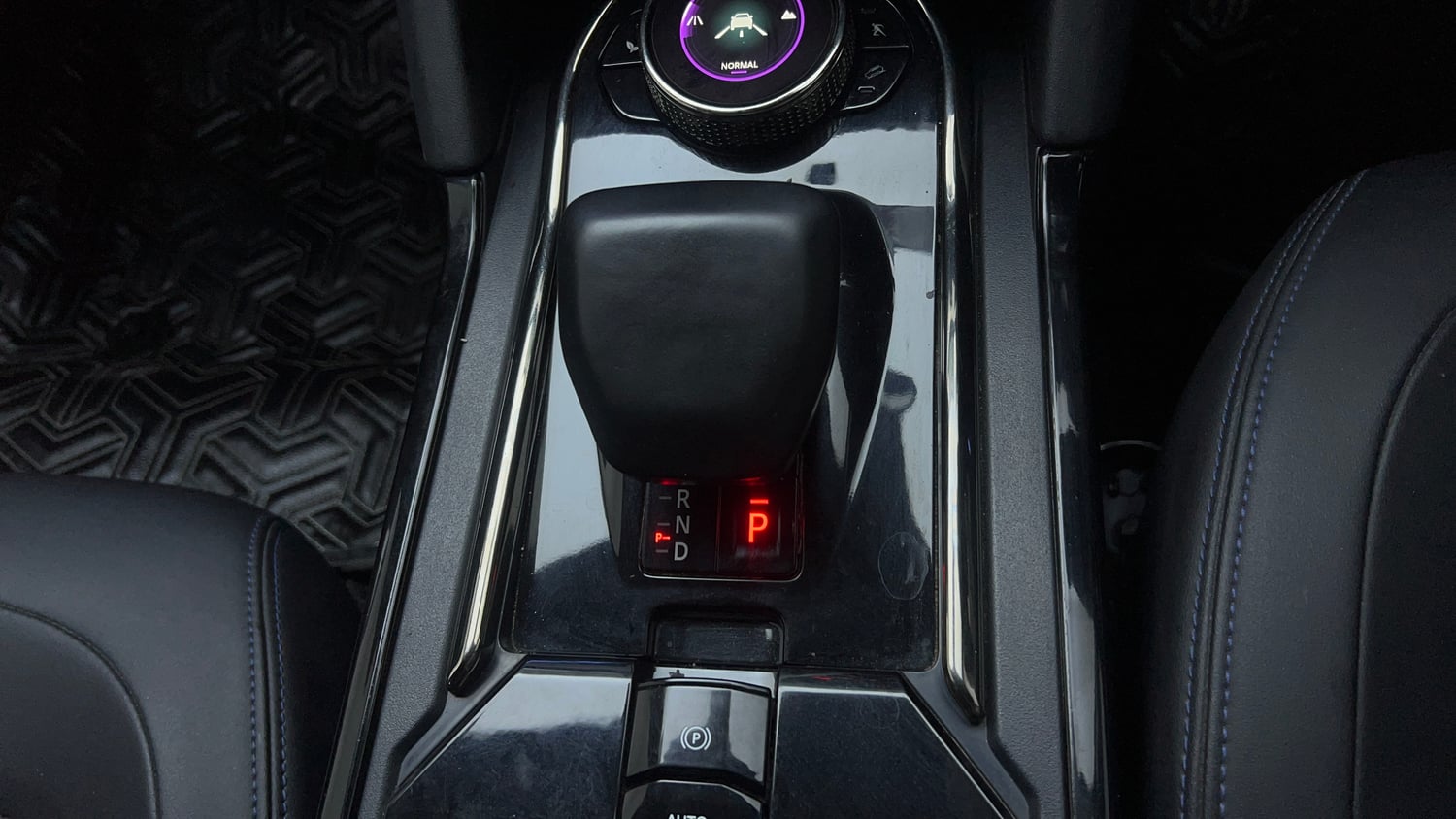Used 2024 Tata Harrier Fearless Plus Dark Edition AT Diesel Automatic interior GEAR  KNOB VIEW