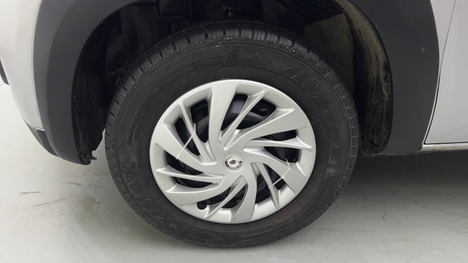 Used 2018 Renault Kwid 1.0 RXL CNG (Outside Fitted) Cng Manual tyres LEFT FRONT TYRE RIM VIEW