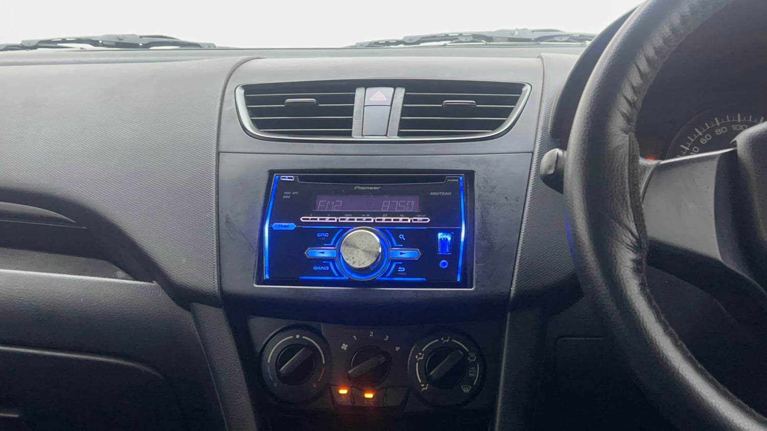 Used 2015 Maruti Suzuki Swift LXi Petrol Manual interior MUSIC SYSTEM & AC CONTROL VIEW