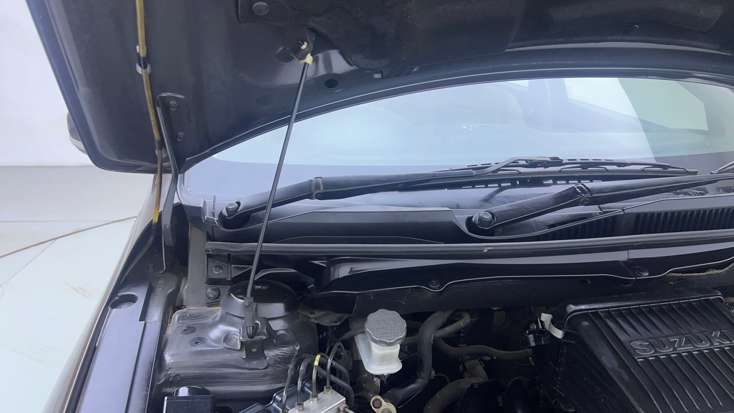 Used 2017 Maruti Suzuki Ciaz ZXi Petrol Manual engine ENGINE RIGHT SIDE HINGE & APRON VIEW