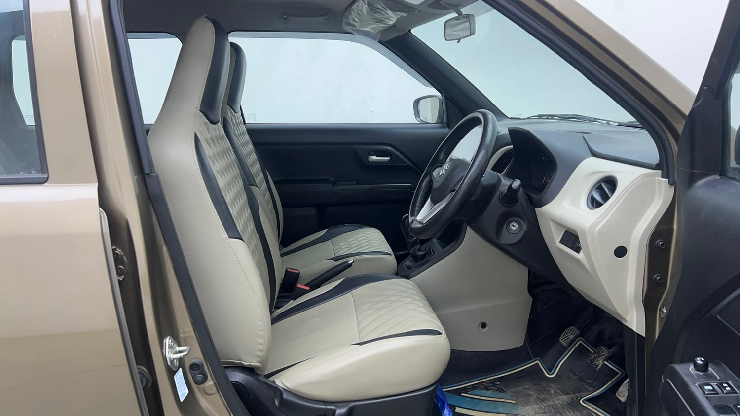 Used 2021 Maruti Suzuki Wagon R 1.0 VXi 1.0 Petrol Manual interior RIGHT SIDE FRONT DOOR CABIN VIEW