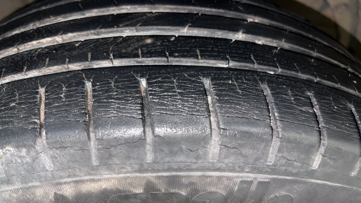 Used 2017 Maruti Suzuki Baleno Zeta 1.2 Petrol Manual tyres RIGHT FRONT TYRE TREAD VIEW