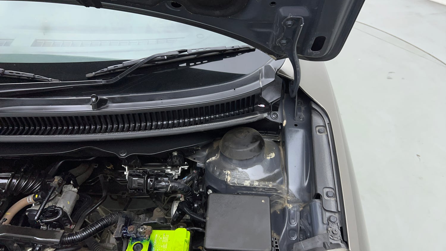 Used 2020 Maruti Suzuki Baleno Delta Petrol Manual engine ENGINE LEFT SIDE HINGE & APRON VIEW