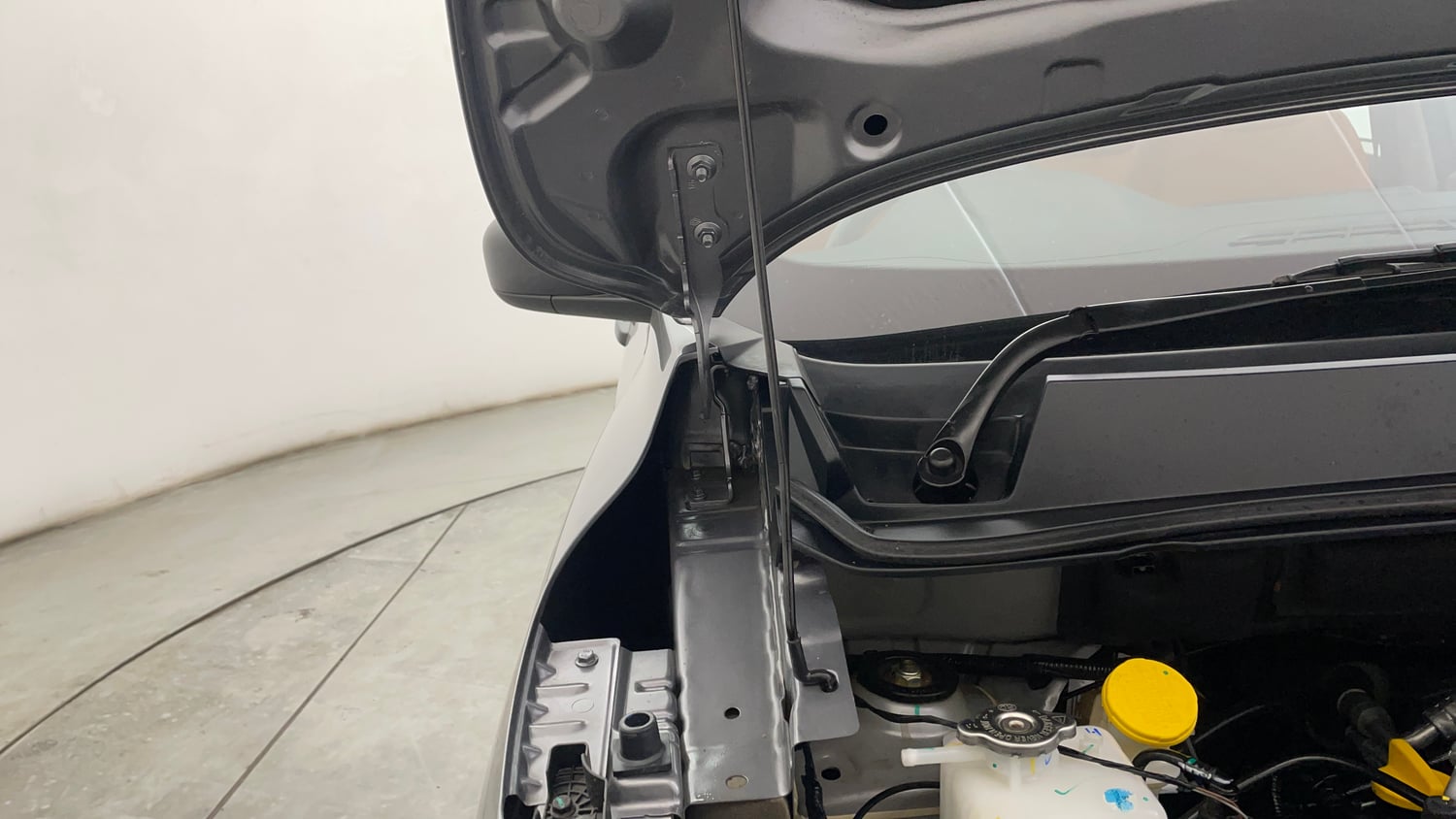 Used 2026 Renault Triber Evolution Petrol Manual engine ENGINE RIGHT SIDE HINGE & APRON VIEW